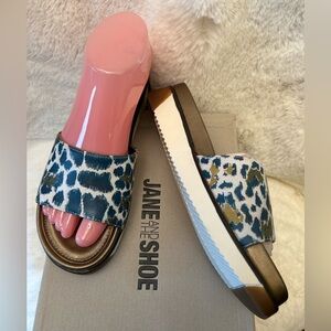 Jane and the Shoe Hannah sandals Blue & Gold print Platform Sole NWOB Sz-6.5. O